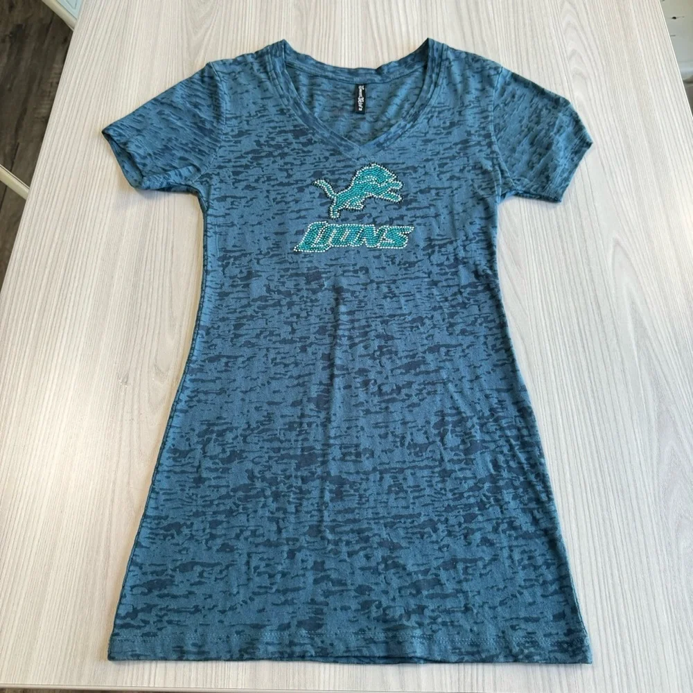 LIKE NEW! DETROIT LIONS SEMI-SHEER RHINESTONE LONG TORSO V-NECK T-SHIRT - Picture 1 of 6